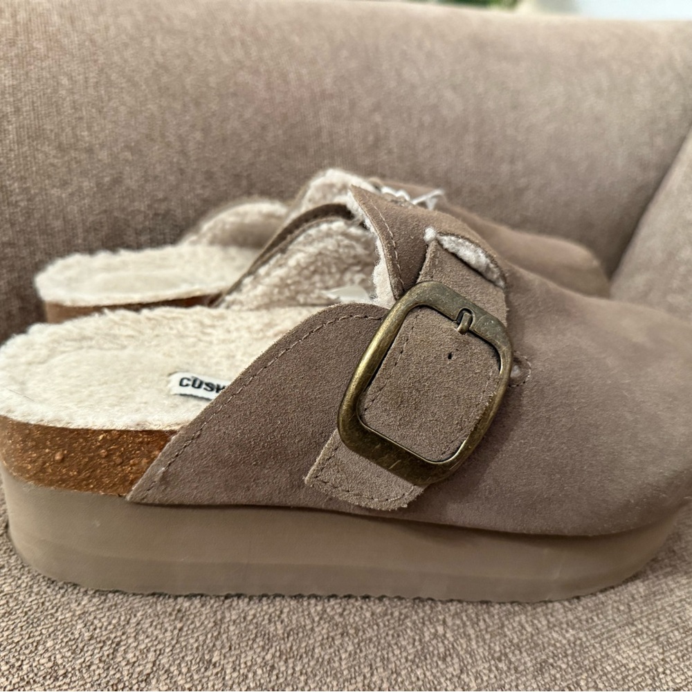 Cushionaire Tan Suede 6.5 Clogs with Buckle - Picture 3 of 5